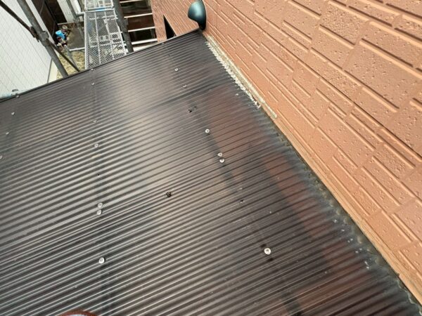 鳥取県米子市にて雨樋交換・ポリカ屋根張り替え工事〈凍害による被害〉の施工前写真