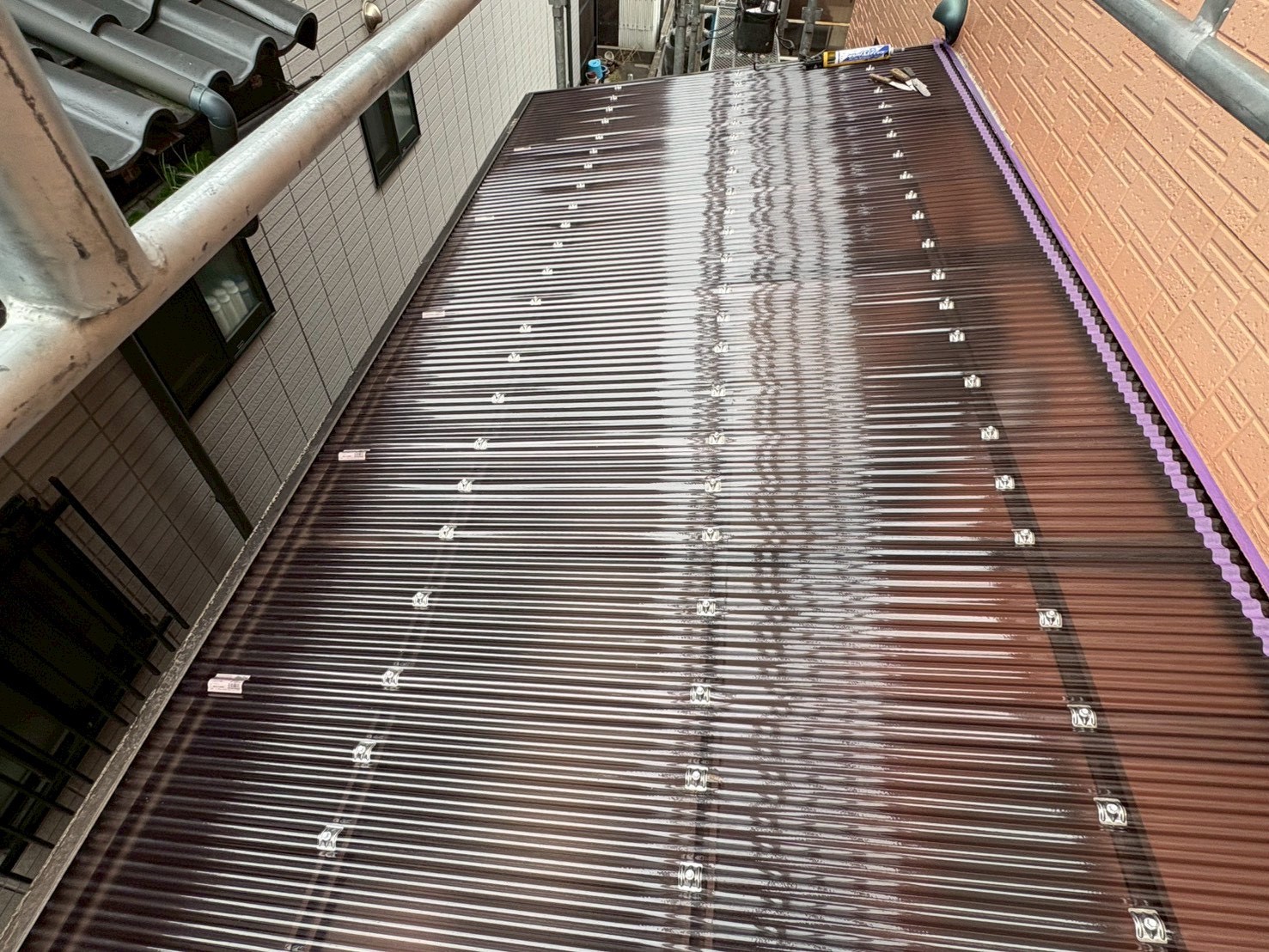 鳥取県米子市にて雨樋交換・ポリカ屋根張り替え工事〈凍害による被害〉