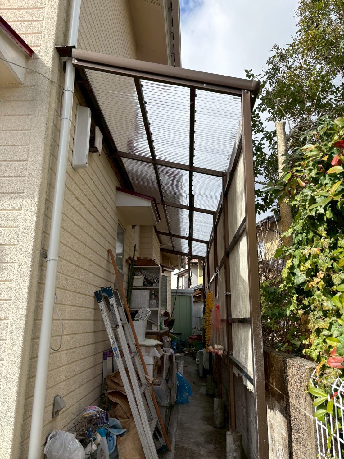 鳥取県米子市にて〈雨樋交換・ポリカ屋根張り替え工事〉