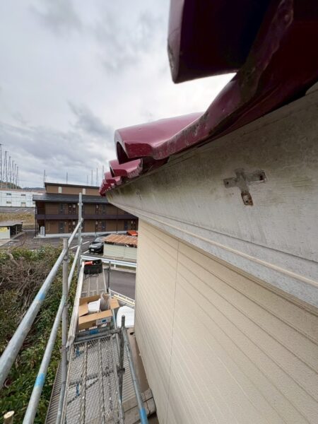 鳥取県米子市にて〈雨樋交換・ポリカ屋根張り替え工事〉の施工前写真