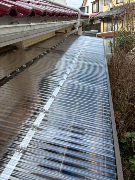 鳥取県米子市にて〈雨樋交換・ポリカ屋根張り替え工事〉の施工後写真
