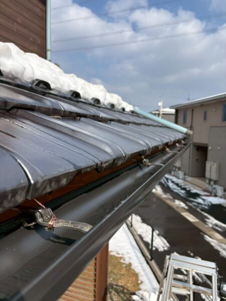 鳥取県米子市にて雨樋修理〈雪の重みによる割れ・火災保険〉の施工後写真