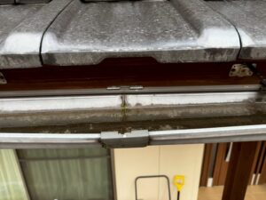 鳥取県米子市にて雨樋修理〈雪の重みによる割れ・火災保険〉の施工前写真